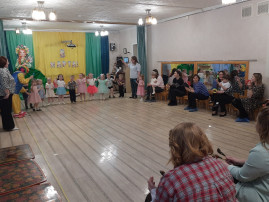 8 марта - мамин день.